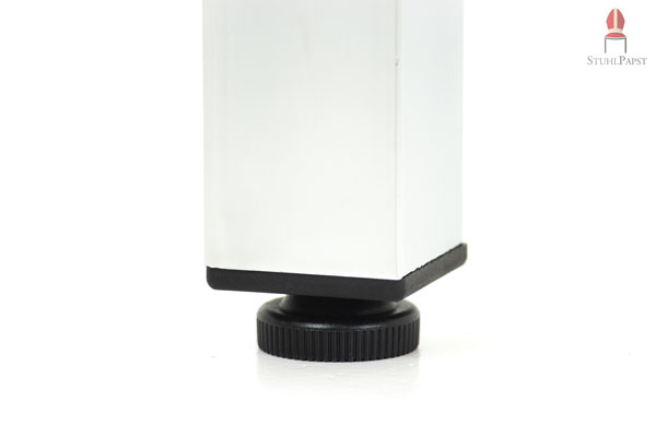 Die verstellbaren Füße lassen sich jedem Boden anpassen