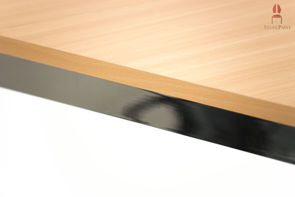 Der hochglanzverchromte Rahmen und die Holztischplatte harmonieren optisch sehr gut