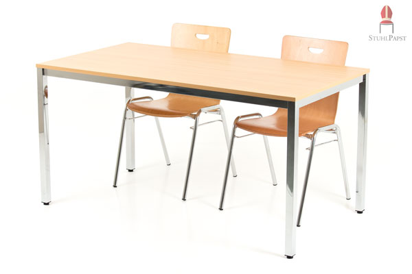 Weitere Holzmöbel lassen sich gut mit dem Tisch kombinieren