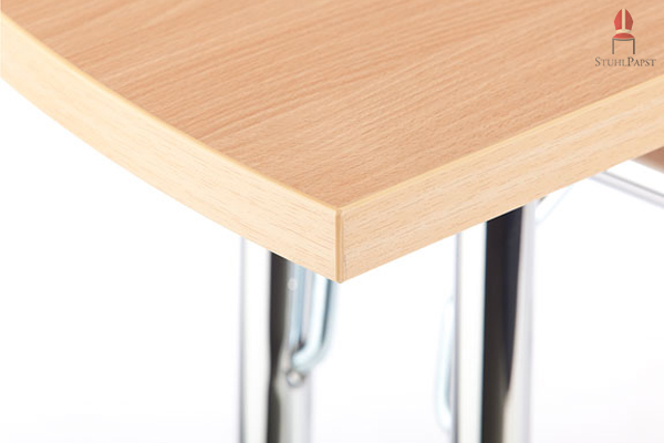 Der Kontrast aus verchromtem Metall und der Holzplatte geben dem Tisch eine elegante Optik