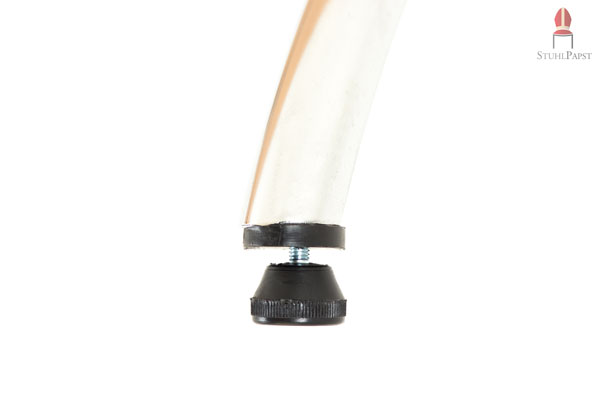 Die Tischbeine sind mit verstellbaren Füßen ausgestattet, um auch auf unebenen Böden einen sicheren Stand zu gewährleisten