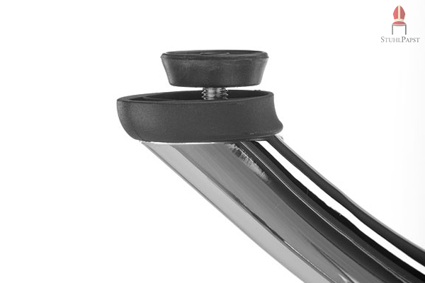 Die vertellbaren Füßen dienen gleichzeitig als Schutz vor Kratzern am Boden und an den Tischbeinen