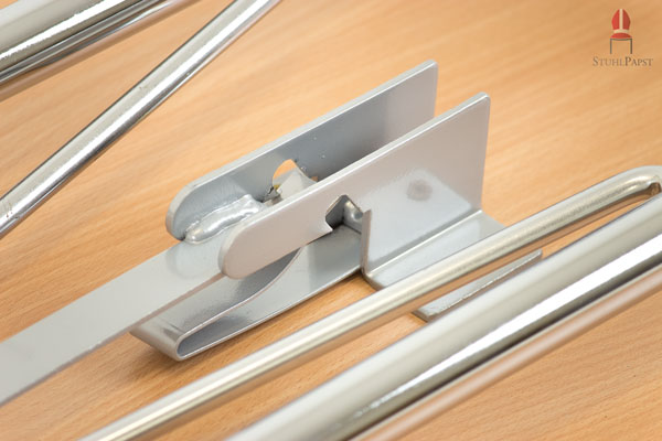 Hier sehen Sie die Halterung des Klappmechanismus in Nahaufnahme