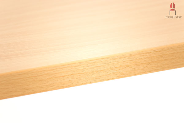 Hier sehen Sie die hochwertig verarbeitete Holzplatte des luxuriösen Klapptisches Ele.gance