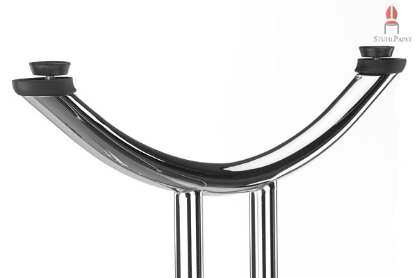 Die verstellbaren Füße passen sich auch unebenen Untergründen ideal an