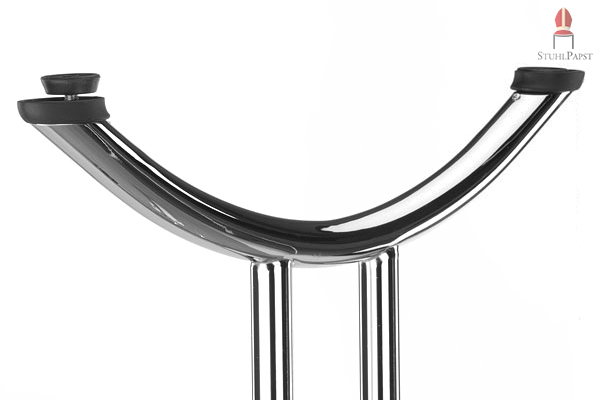 Durch das gebogene Schlusselement der Tischbeine wird der Abstand der Füße erhöht und somit der Tisch noch stabiler