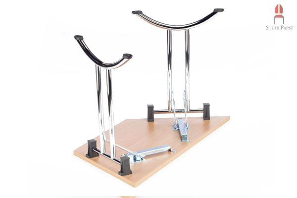 Sowohl der Klappmechanismus, als auch die Abstandhalter sind fest mit der Tischplatte verbunden