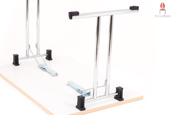 Das Gestell der Klapptische ist verchromt