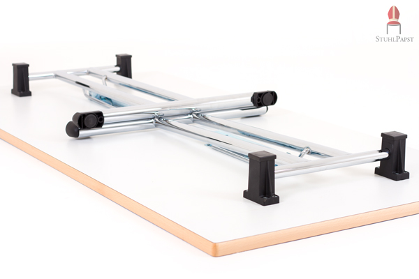 Durch den Stapelschutz können viele Tische waagerecht übereinander gestapelt werden