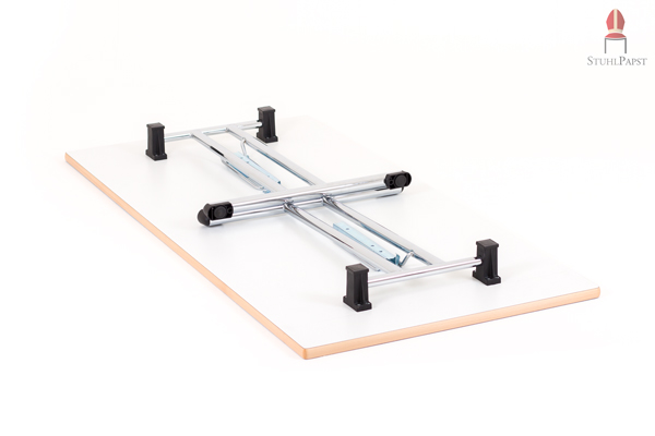 Eingeklappt können mehrere Tische übereinander gelagert werden