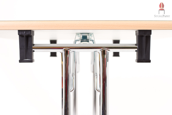 Stapelschützer unter der Tischplatte schützt beim Stapeln vor Beschädigungen