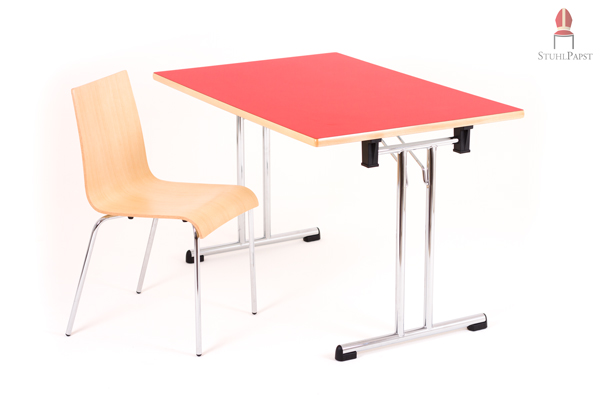 Farbige Tische passen auch gut zu holzfarbenen Stühlen