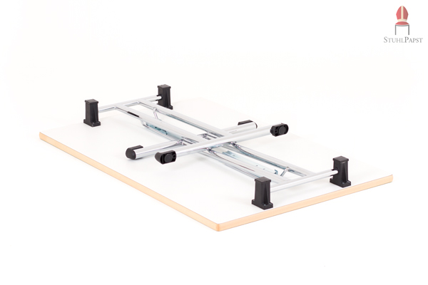 Viele Tische können waagerecht übereinander gestapelt werden