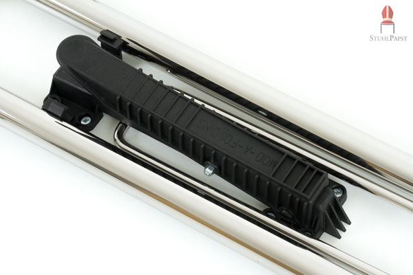 Winkelbügel wird beim Zusammenklappen unter der Feder entlang geführt