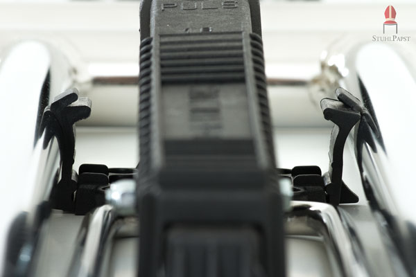 Positionierhilfen für die geklappten Tischbeine