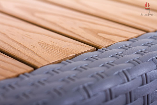 Der Tischrand ist mit Kunststoffgeflecht bezogen