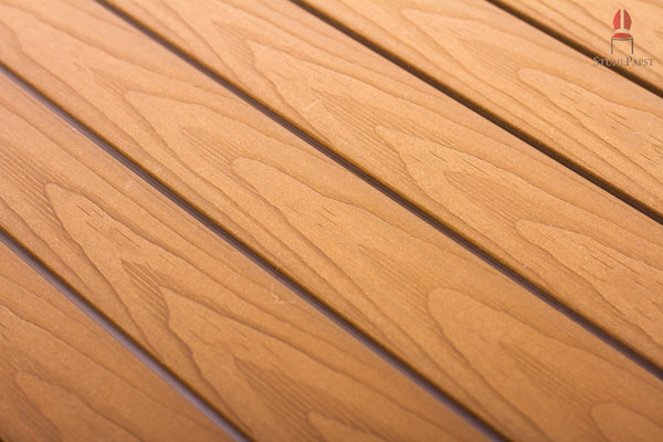 Die Tischfläche besteht aus Holzimitat