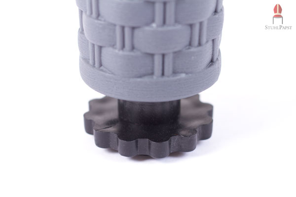 Ein Tischbein ist höhenverstellbar