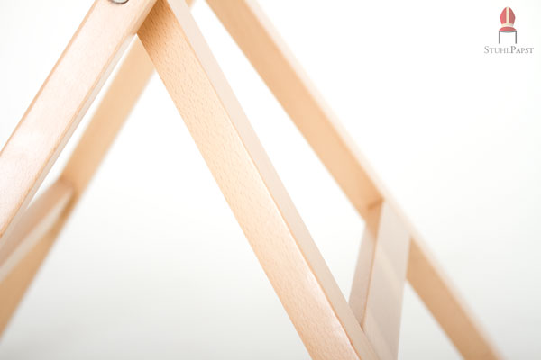 Durch Verarbeitung von massivem Holz sind auch die Querverstrebungen präzise ausgearbeitet