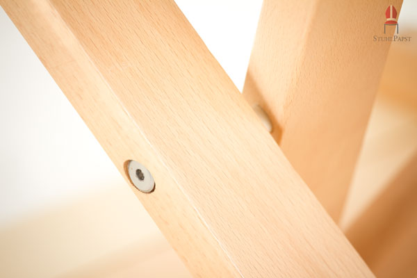 Feste Verschraubungen verbinden die einzelnen massiven Holzelemente fest und stabil miteinander