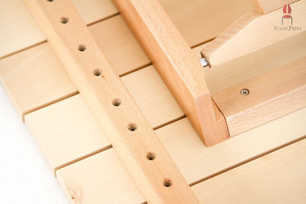 Jede Holzlatte der Tischplatte ist mit einer Doppelverschraubung am Gestell gesichert verschraubt