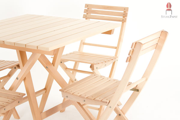 Klappstühle und Klapptisch passen harmonisch zusammen und bieten höchste Beinfreiheit