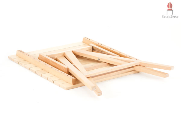 Zusammengeklappt braucht der Klapptisch nur wenig Stauraum um eingelagert zu werden