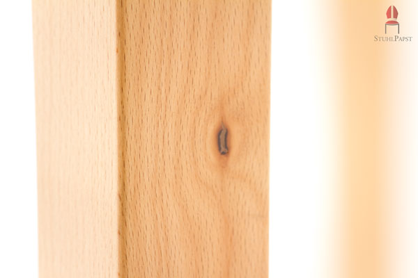 Das verwendete Echtholz dominiert das Design
