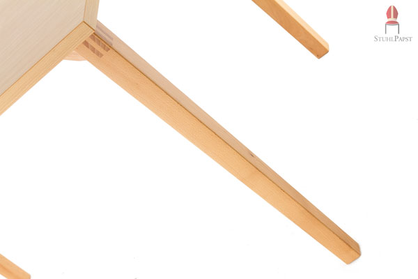 Die Tischbeine aus Echtholz sind extrem belastbar