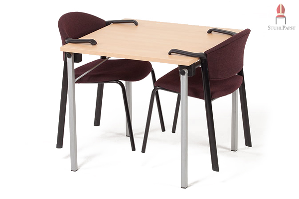 Bei dieser Tisch-Stuhl-Kombination haben Sie den Vorteil, dass sich der Stuhl ganz einfach am Tisch anhängen lässt