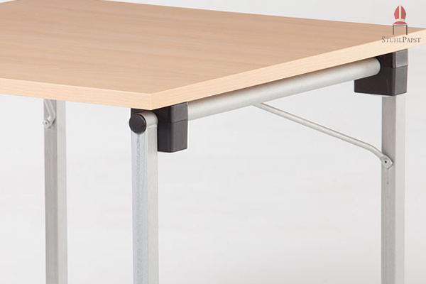 Die Verstrebung der Tischbeine sorgt für hohe Belastungsmöglichkeiten
