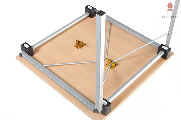 Durch einfachstes Bedienen lassen sich die Tischbeine schnell und problemlos einklappen