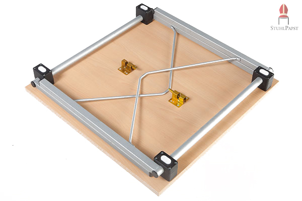 Im eingeklappten Zustand sind die Halterungen der Tischbeine gleichzeitig die Abstandhalter beim Stapeln dieses Tischmodells