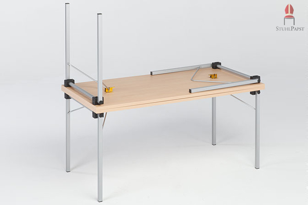 Die schwarzen Kunststoffgleiter unter den Füßen schützen vor Schäden beim Verschieben des Tisches