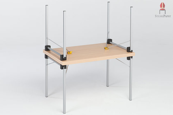 Optisch bilden die Holzplatte und das Stahlrohrgestell einen geschmackvollen Kontrast