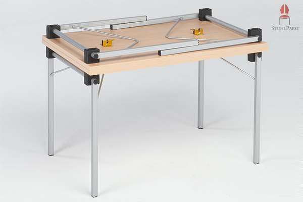 Zusammengeklappt liegt der Tisch auf den Abstandshaltern auf