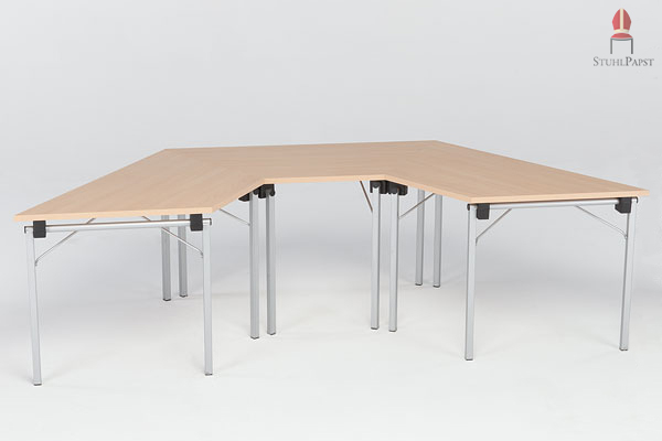 Durch die trapezförmige Tischplatte lassen sich verschiedenste Tischkonstellationen aufstellen