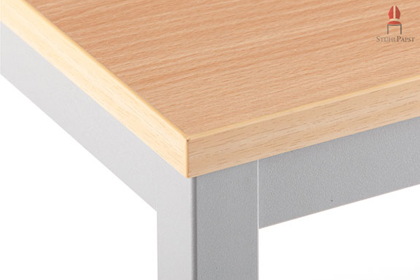 Der pulverbeschichtete Rahmen und die Platte im Holzdekor bilden einen eleganten Kontrast