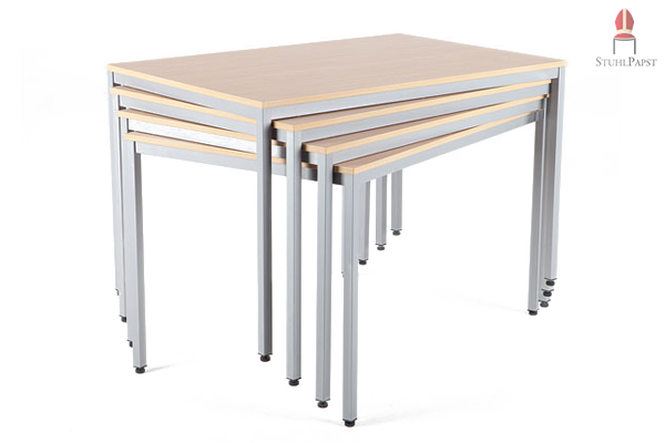 Durch leichtes Verdrehen lassen sich die Tische sicher übereinander stapeln