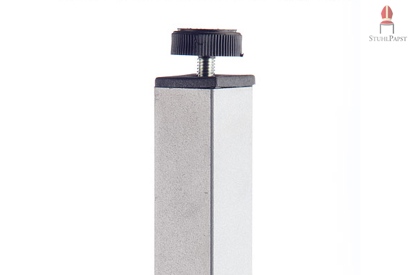 Für eine Anpassung an jeden Untergrund sorgen die verstellbaren Füße des Stapeltisches