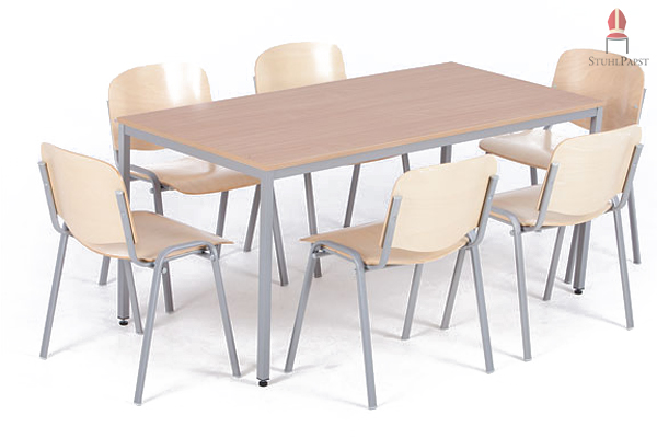 Hier sehen Sie das Stapeltischmodell Pro.jekt in Kombination mit hellen Holzstühlen