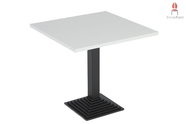 Schlicht, geradlinig und zeitlos ist das schwarz-weiße Design zu allem kombinierbar