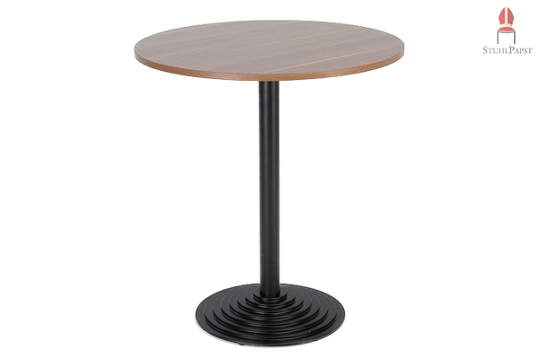 Einen Blick auf den stabilen Fuß gerichtet sieht man die stabile pyramidenförmige Konstruktion