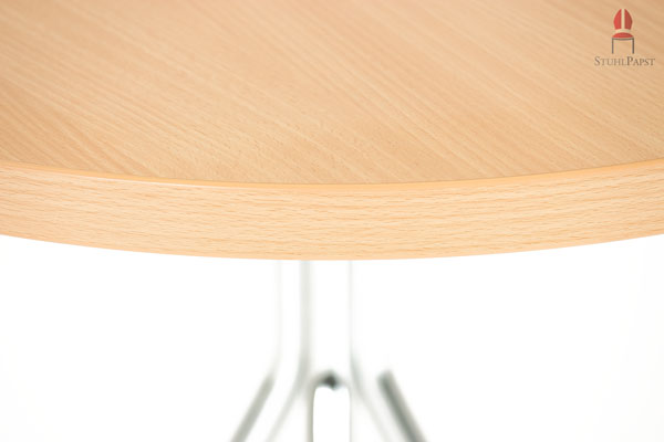 Die runde Tischplatte aus Holz wurde hochwertig verarbeitet