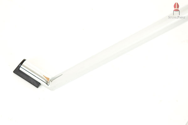 Die abgeknickten Füße maximieren die Standfestigkeit des Tisches