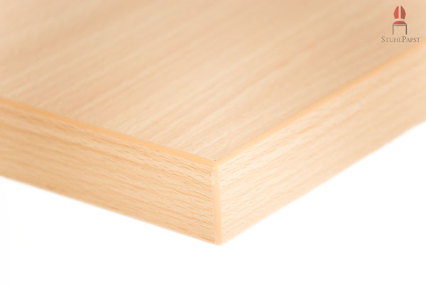 Das qualitativ hochwertige Holz wurde an den Kanten geschickt verarbeitet