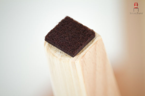 Mit Filzgleitern ausgestattet