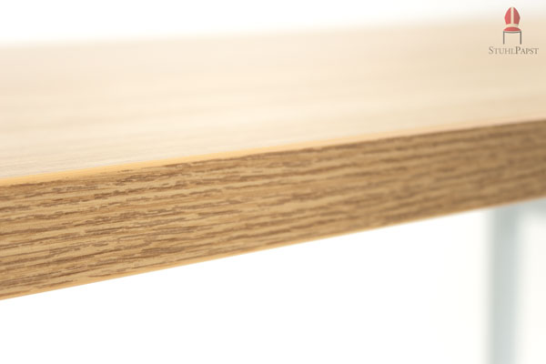 Die Kanten der Tischplatte sind mit Sicherheitskanten versehen