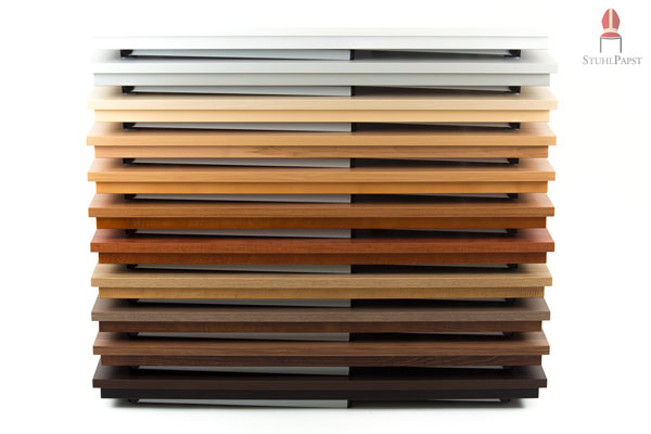 Die Massivholz-Tischplatte ist in verschiedenen Dekors erhältlich