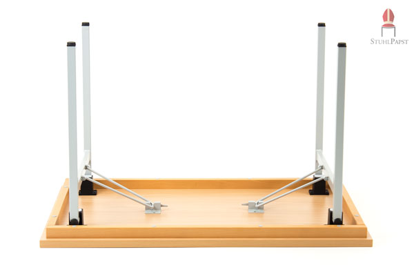 Die Holzumrandung verdeckt den unter der Tischplatte angebrachten Klappmechanismus
